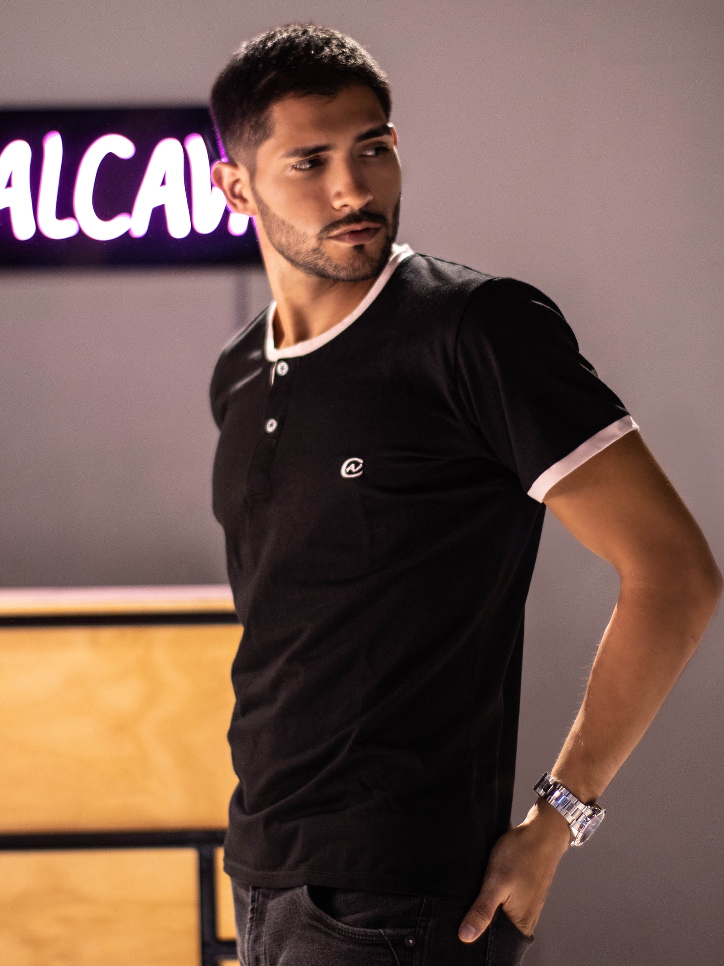 CAMISETA NEGRA CON DETALLES ROSADOS