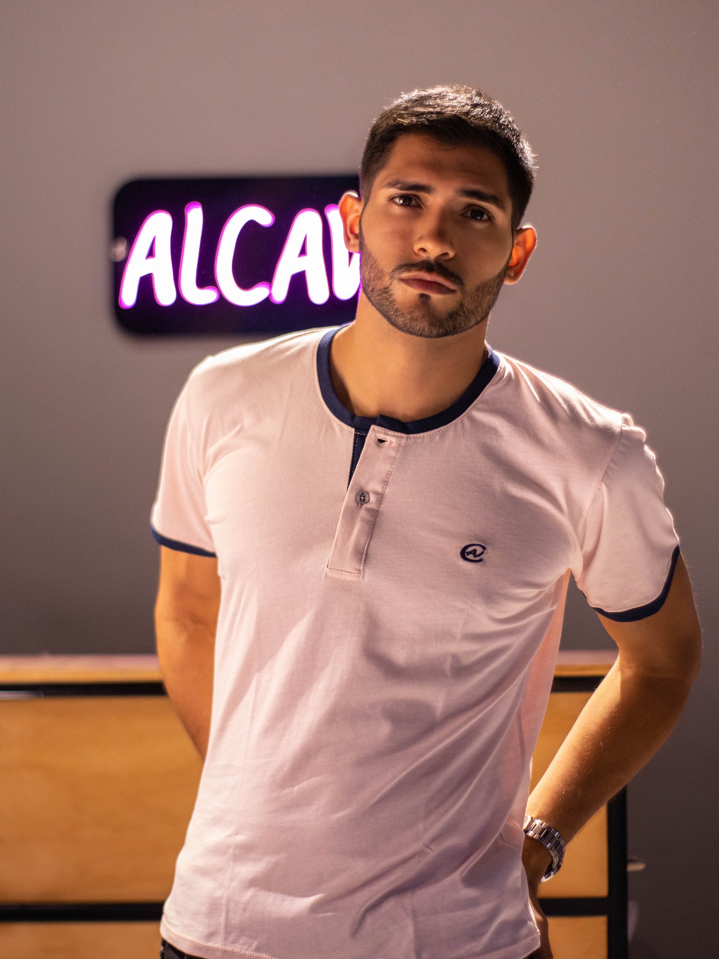 CAMISETA ROSADA CON DETALLES AZUL OSCURO