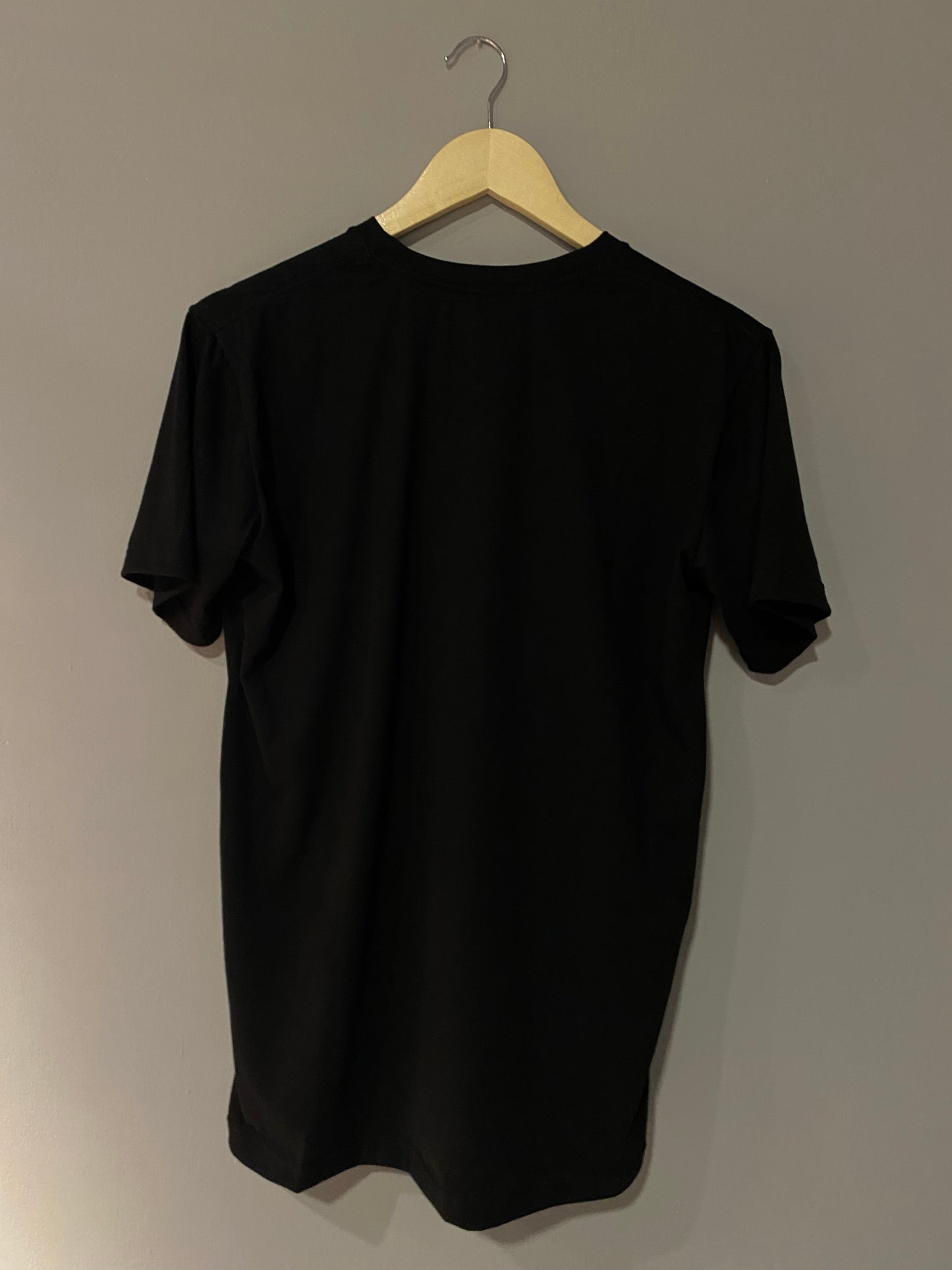 CAMISETA NEGRA ESTAMPADA DE CUADROS