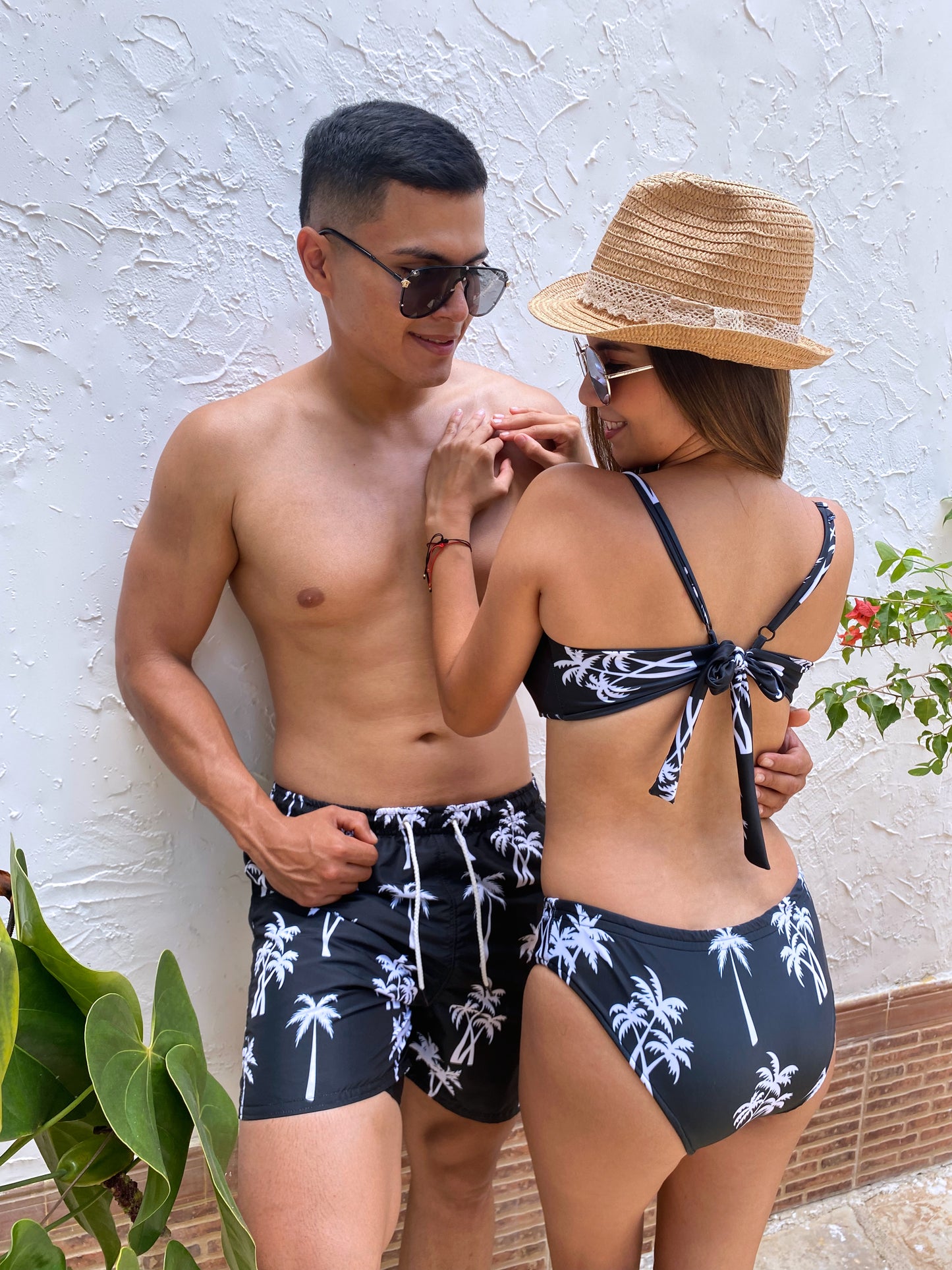 NEGRO CON PALMERAS BLANCAS