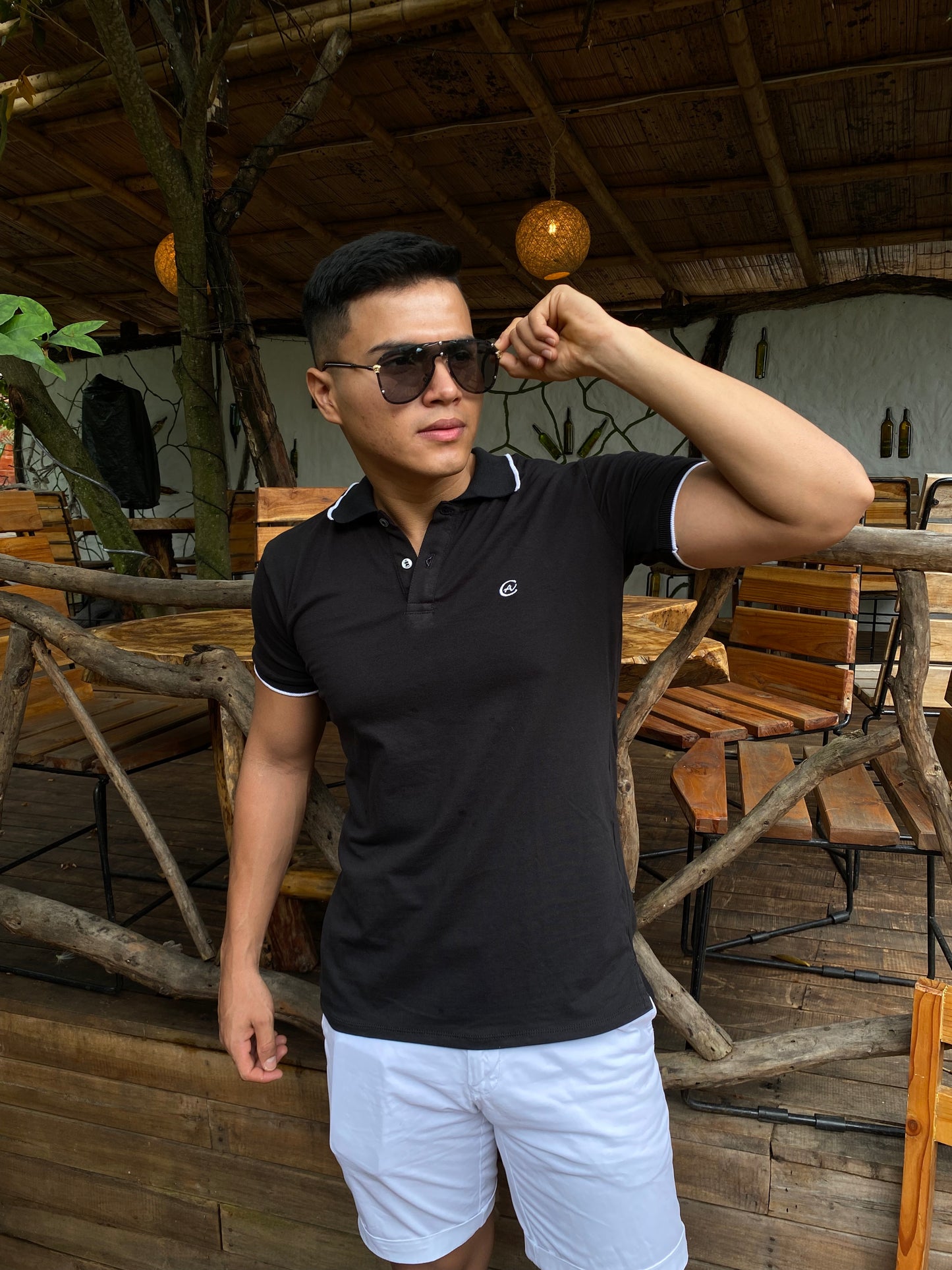 CAMISETA TIPO POLO NEGRA