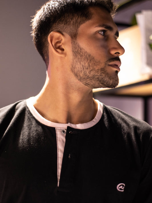 CAMISETA NEGRA CON DETALLES ROSADOS