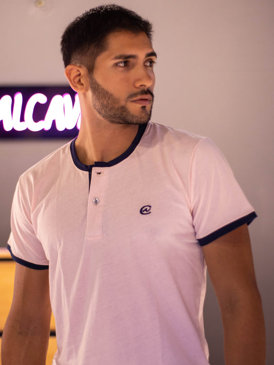CAMISETA ROSADA CON DETALLES AZUL OSCURO