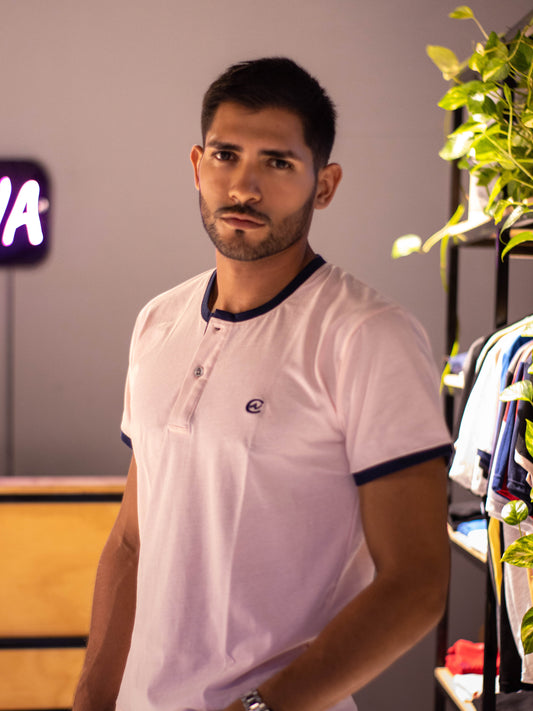 CAMISETA ROSADA CON DETALLES AZUL OSCURO