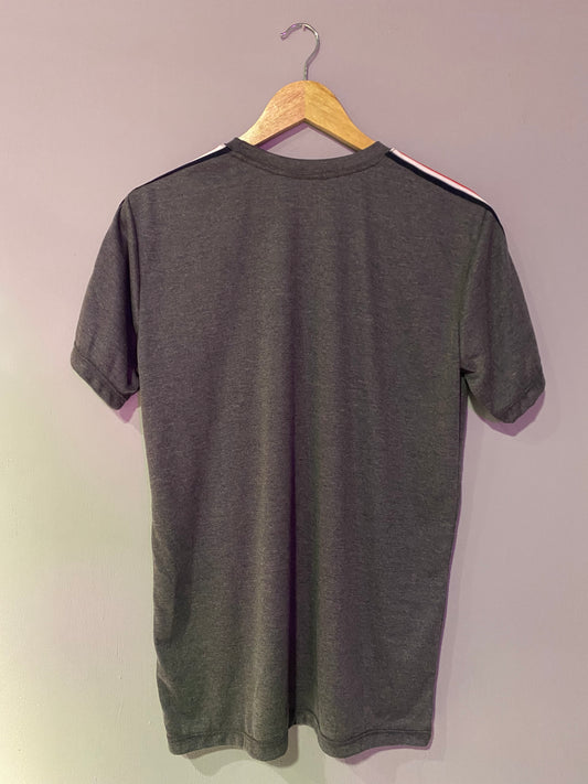 CAMISETA GRIS CON DETALLES LATERALES