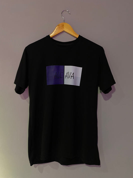 CAMISETA NEGRA ESTAMPADA DE CUADROS