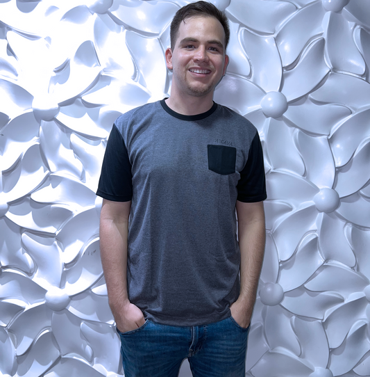 CAMISETA GRIS CON BOLSILLO