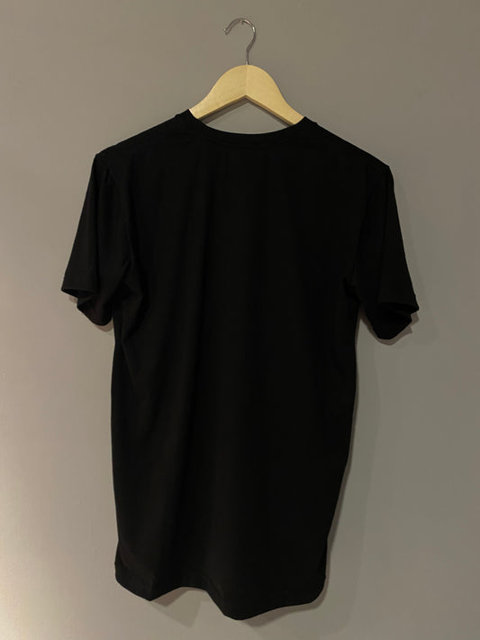 CAMISETA NEGRA ESTAMPADA
