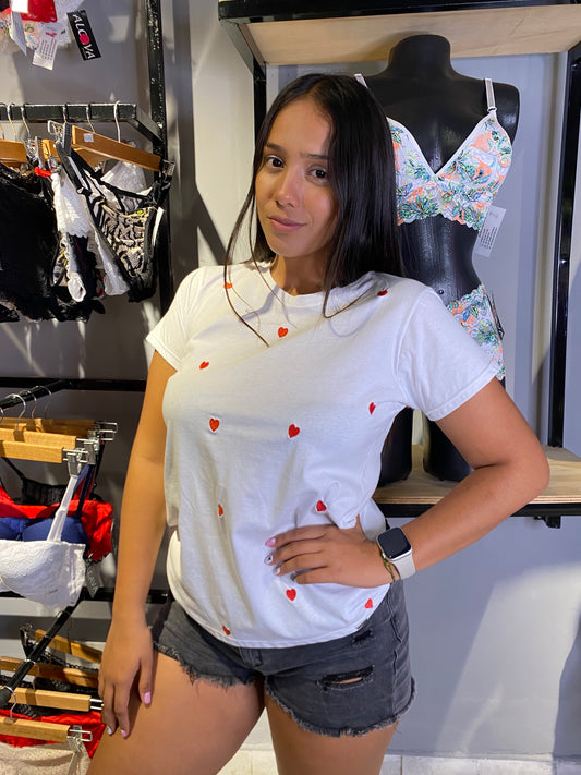 CAMISETA BLANCO DE CORAZONES ROJOS